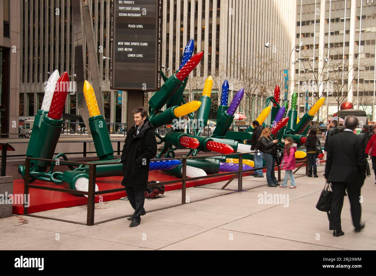 Grandi decorazioni natalizie vicino al Rockefeller Center Midtown Manhattan New York City 2009 Foto Stock