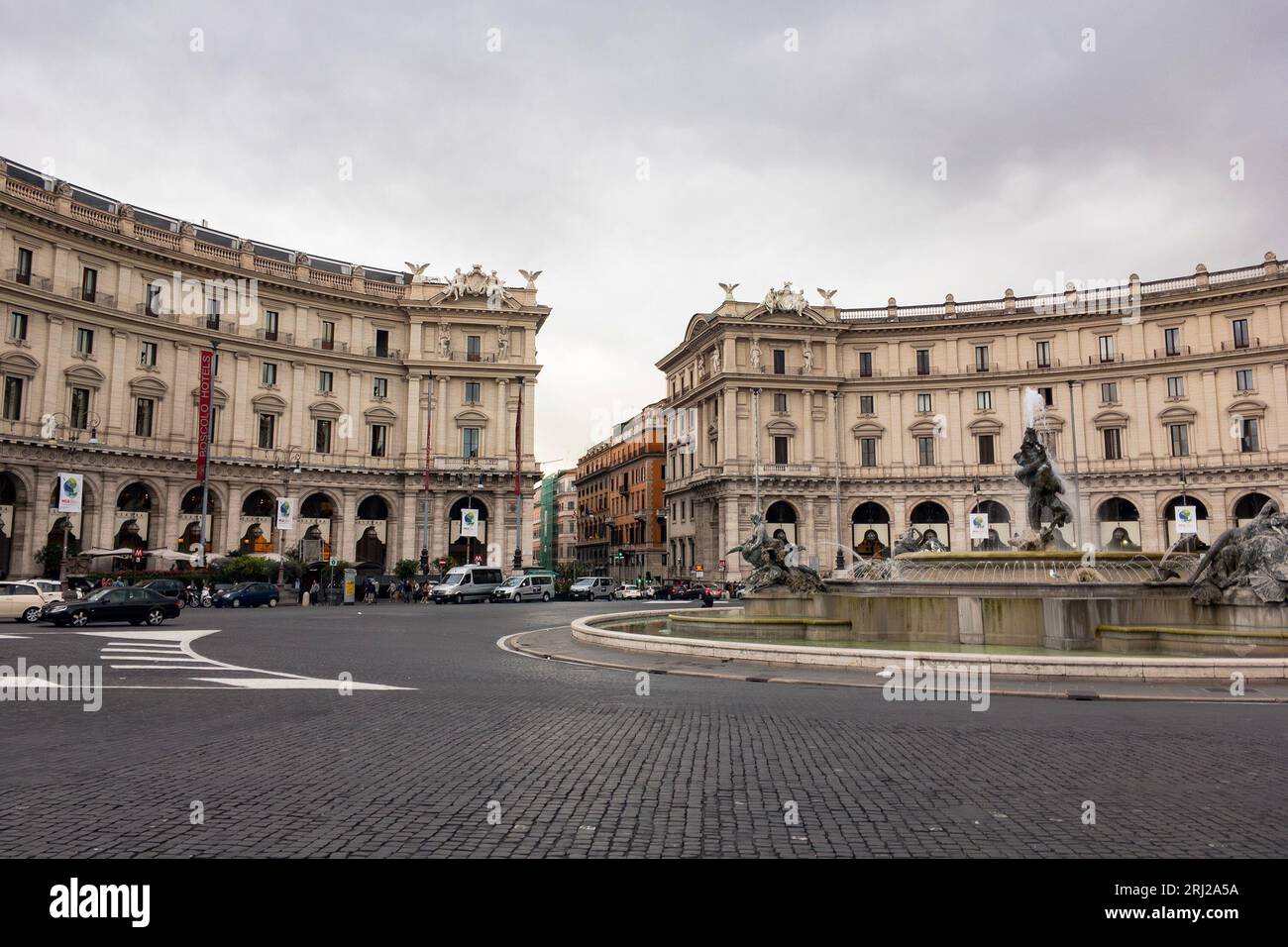ROMA, ITALIA - 23 OTTOBRE 2016: Fontana delle Naiadi nel centro di Roma, italia con rotonda Foto Stock