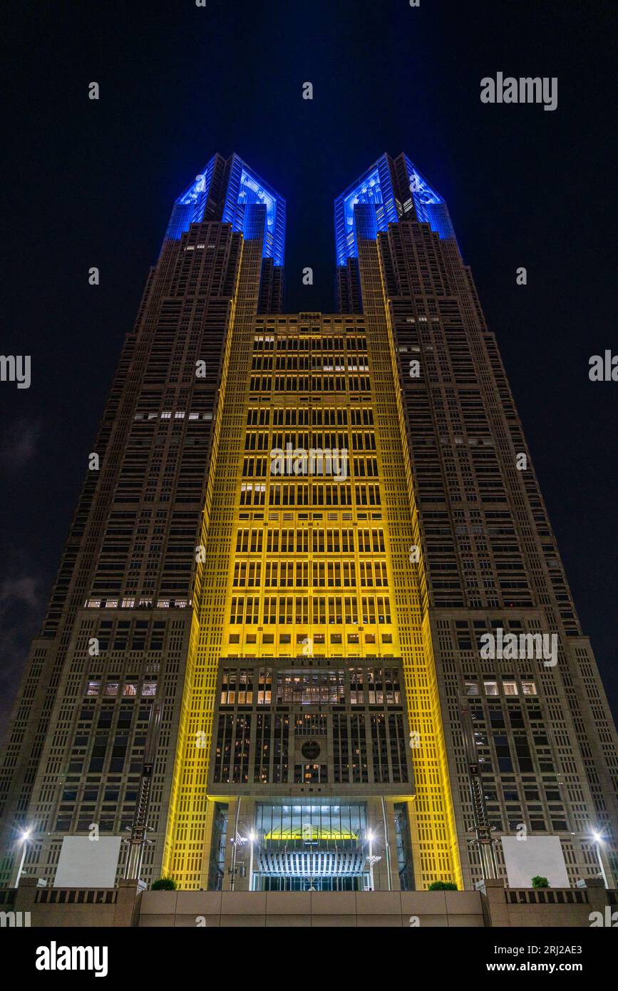 Palazzo del governo Metropolitano di Tokyo illuminato di notte, a Shinjuku, Tokyo, Giappone. Foto Stock