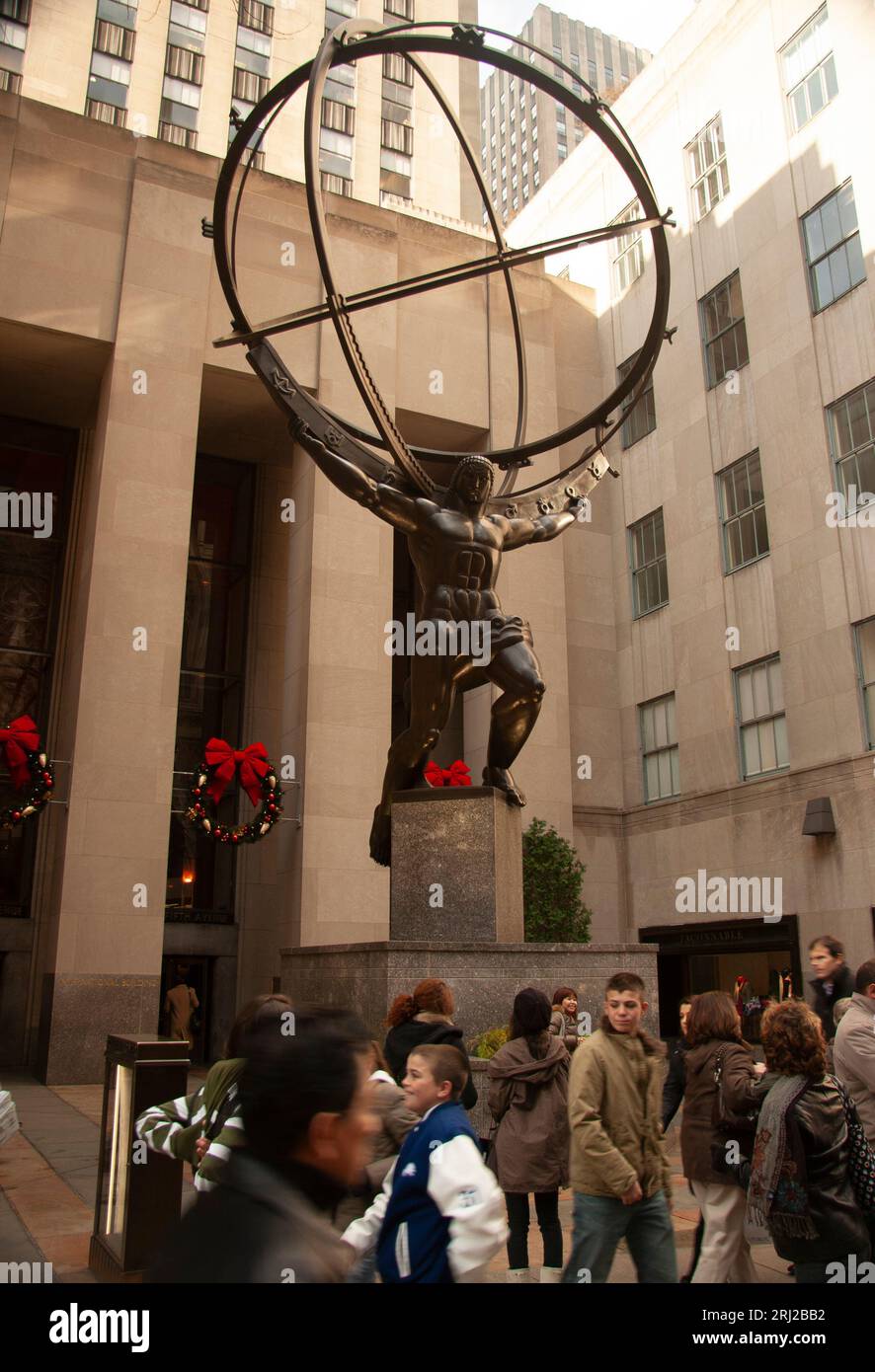 Statua dell'Atlante vicino al Rockefeller Center Midtown East New York City 2009 Foto Stock