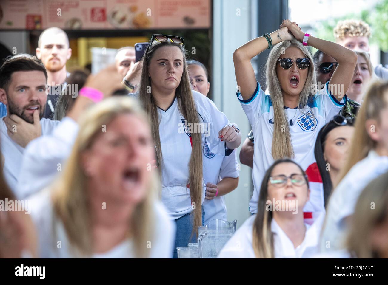 © Jeff Moore i tifosi di calcio dell'Inghilterra reagiscono al Boxpark di Shoreditch a Londra dopo che l'Inghilterra ha perso contro la Spagna nella finale della Coppa del mondo FIFA. Foto Stock