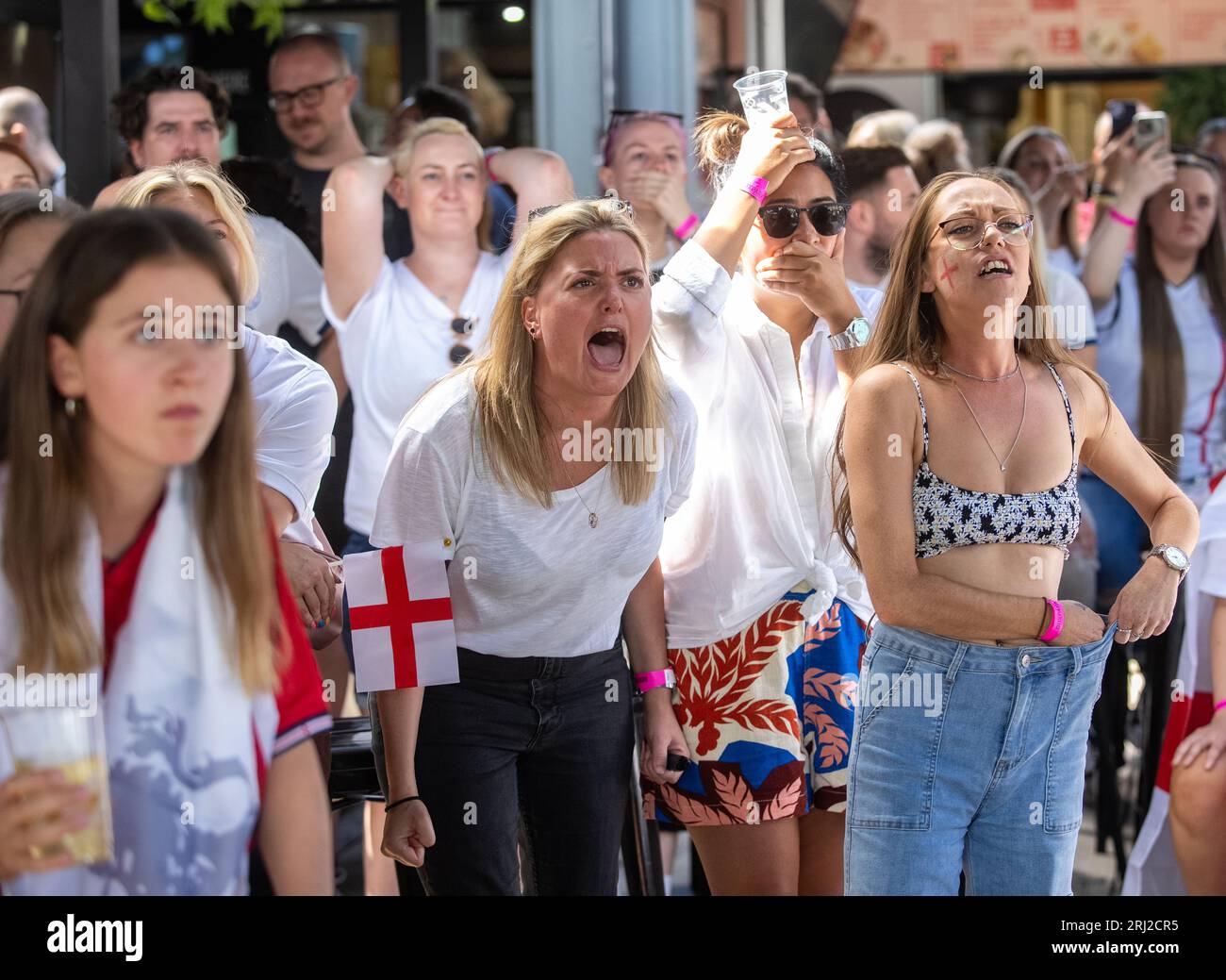 © Jeff Moore, i tifosi del calcio inglese al Boxpark di Shoreditch a Londra celebrano il rigore del portiere inglese Mary Earps contro la Spagna nella FIFA Foto Stock