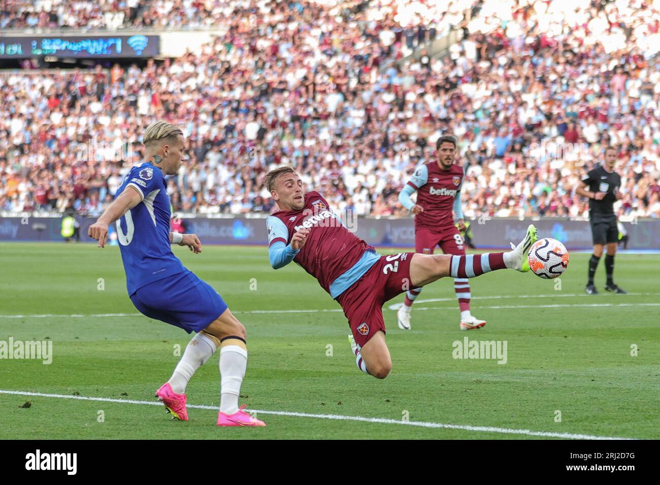 Jarrod Bowen n. 20 del West Ham United blocca una croce da Mykhaylo Mudryk n. 10 del Chelsea durante la partita di Premier League West Ham United vs Chelsea allo stadio di Londra, Regno Unito, 20 agosto 2023 (foto di Mark Cosgrove/News Images) Foto Stock