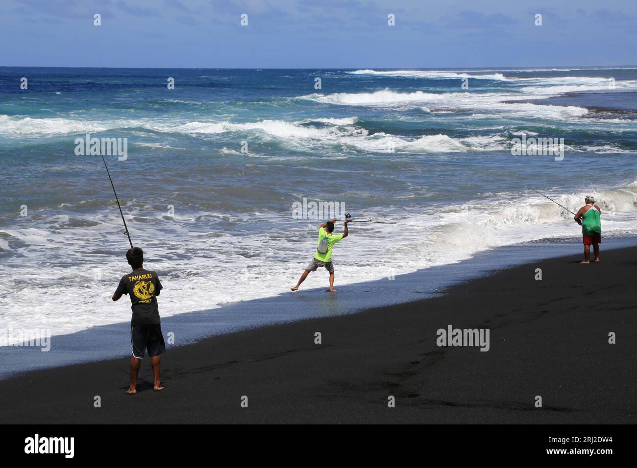 pêche à la ligne sur la plage de Sable noir volcanique de Papara à Tahiti en Polynésie francaise. Cette plage de Taharuu est connue pour ses belles va Foto Stock