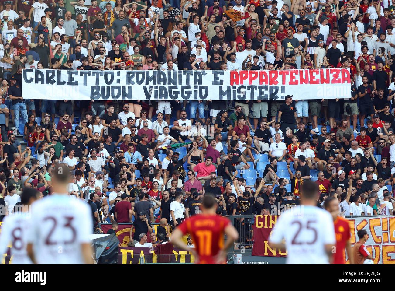 Roma, Italie. 20 agosto 2023. I tifosi della Roma mostrano striscioni in memoria di Carlo Mazzone durante la partita di campionato italiano di serie A tra AS Roma e US Salernitana 1919 il 20 agosto 2023 allo Stadio Olimpico di Roma, Italia - foto Federico Proietti/DPPI Credit: DPPI Media/Alamy Live News Foto Stock