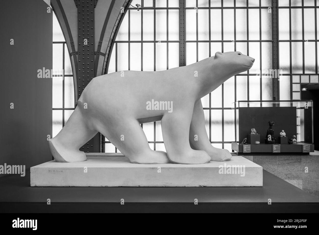 PARIGI, FRANCIA - 15 APRILE 2023: White Bear, French: Ours blanc, scultura di Francois Pompon, 1927. Sala principale del Museo d'Orsay, francese: Museo d'Orsay, nell'ex edificio della stazione ferroviaria, Parigi, Francia. Foto Stock