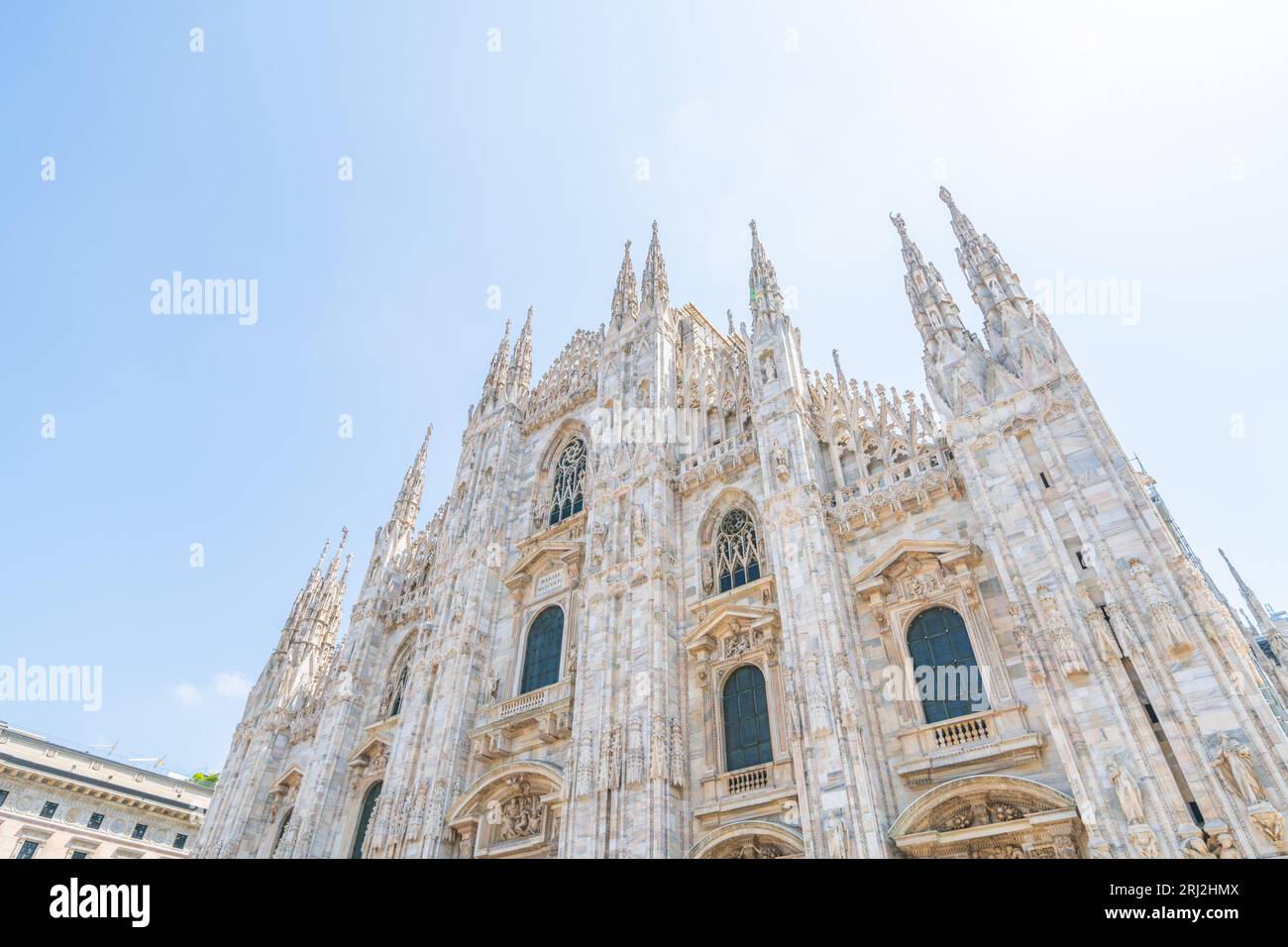 Cattedrale di Milano, in italiano: Duomo di Milano o Cattedrale metropolitana-Basilica della Natività di Santa Maria. Vista della porta principale e della facciata in marmo bianco nelle soleggiate giornate estive. Milano, Lombardia, Italia Foto Stock