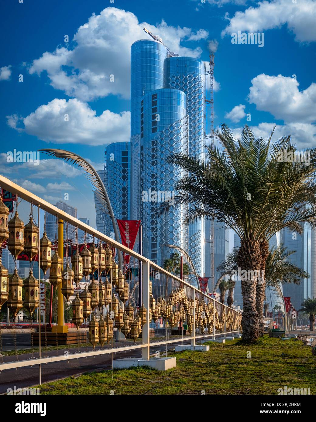 Nel tranquillo abbraccio di una mattinata d'inverno, la Corniche del Qatar brilla con le splendide decorazioni della Coppa del mondo FIFA. Gli ornamenti a tema emettono un'atmosfera vivace Foto Stock