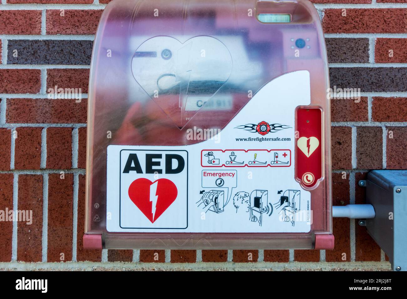Defibrillatore, defibrillatore semiautomatico esterno un dispositivo di salvataggio elettrico portatile situato in un parco Foto Stock