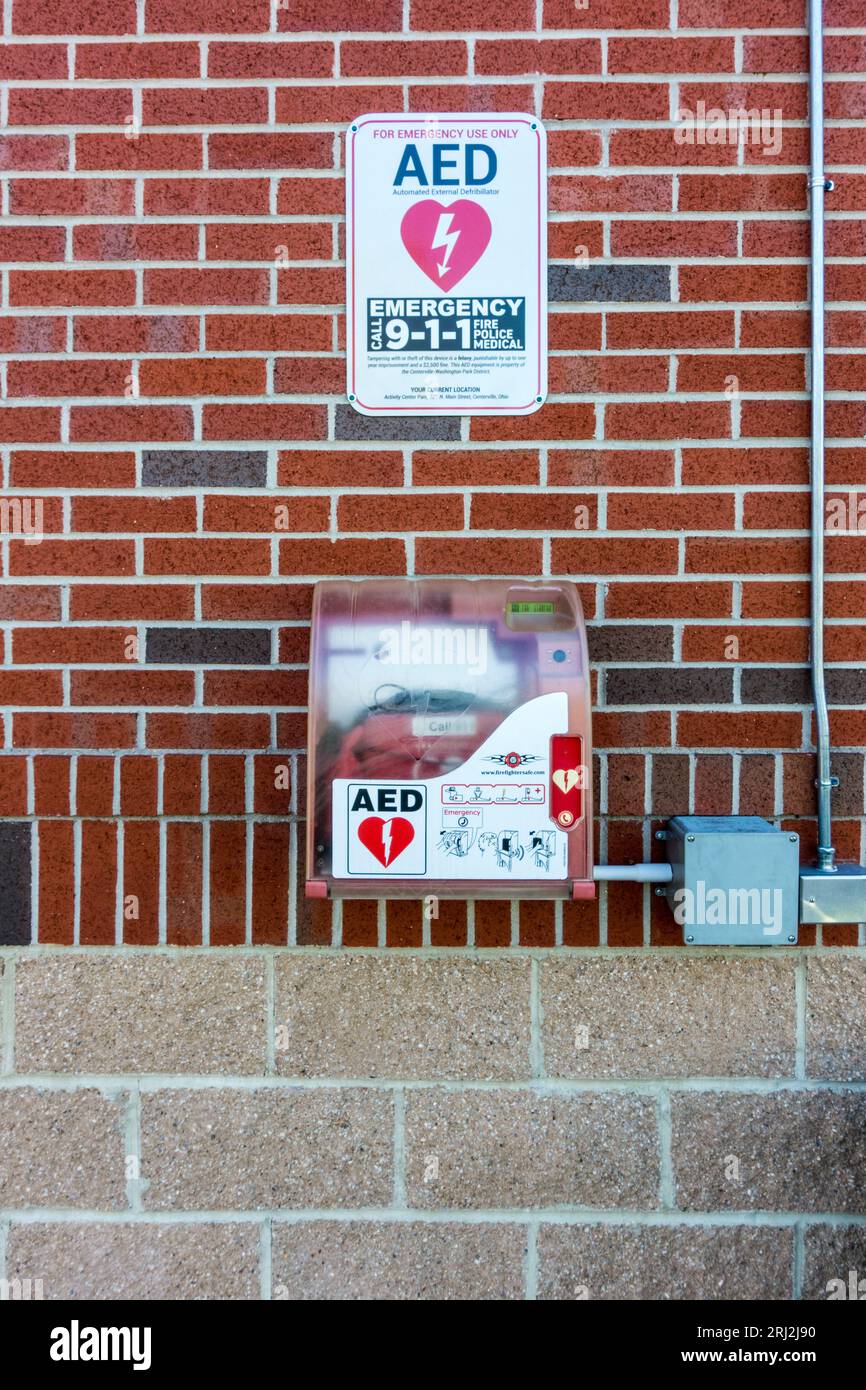 Defibrillatore, defibrillatore semiautomatico esterno un dispositivo di salvataggio elettrico portatile situato in un parco Foto Stock
