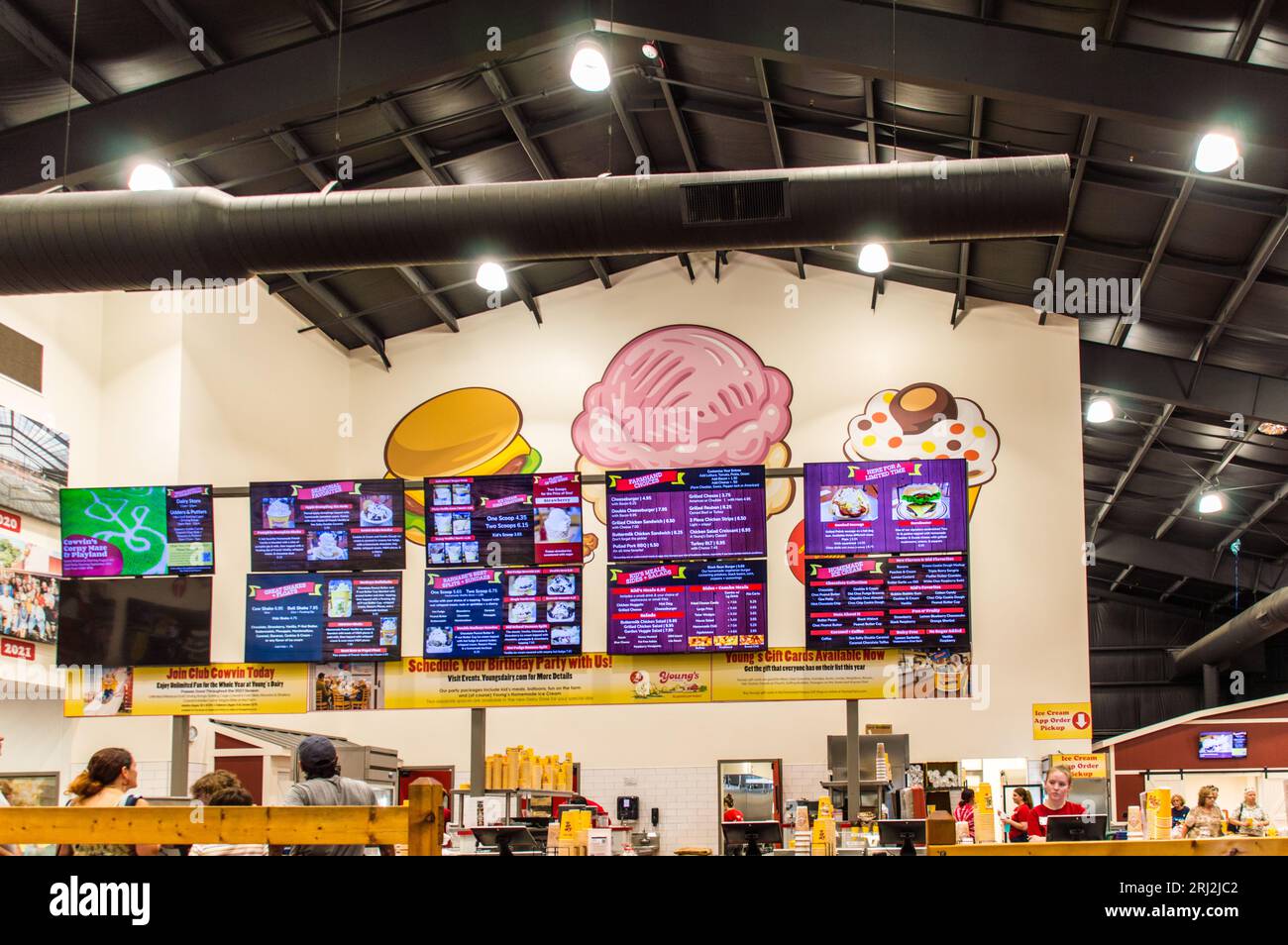 Menu di cibo e gelati su schermo digitale nella fattoria Young's Jersey Foto Stock