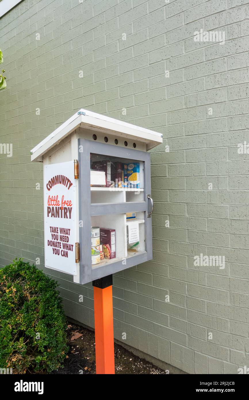 Community Pantry con articoli gratuiti per i bisognosi, situato all'esterno di una biblioteca pubblica Foto Stock