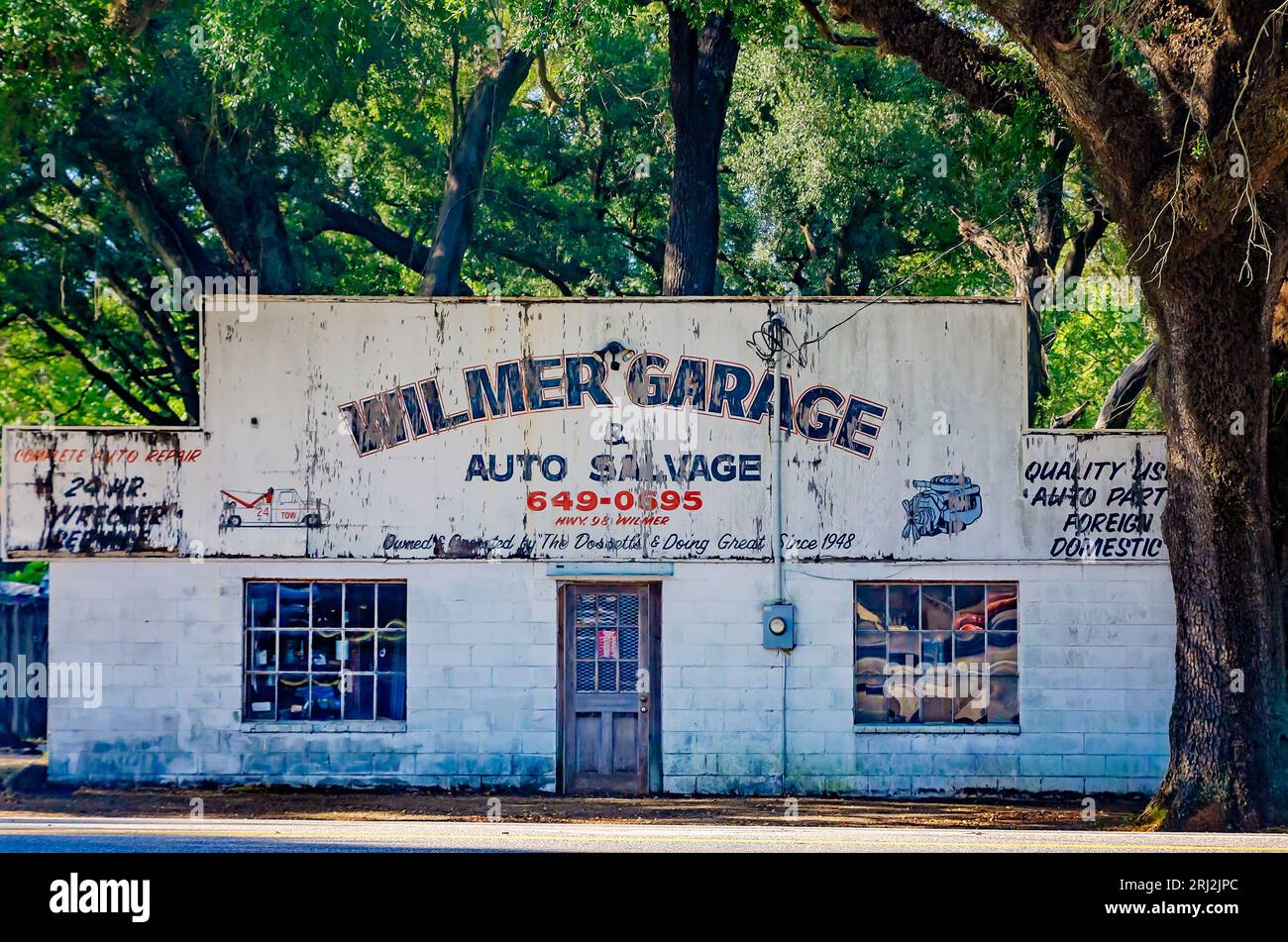 Wilmer Garage & Auto Salvage è raffigurato, 16 agosto 2023, a Wilmer, Alabama. L'officina di riparazione auto è stata aperta nel 1948 ed è ancora in funzione oggi. Foto Stock