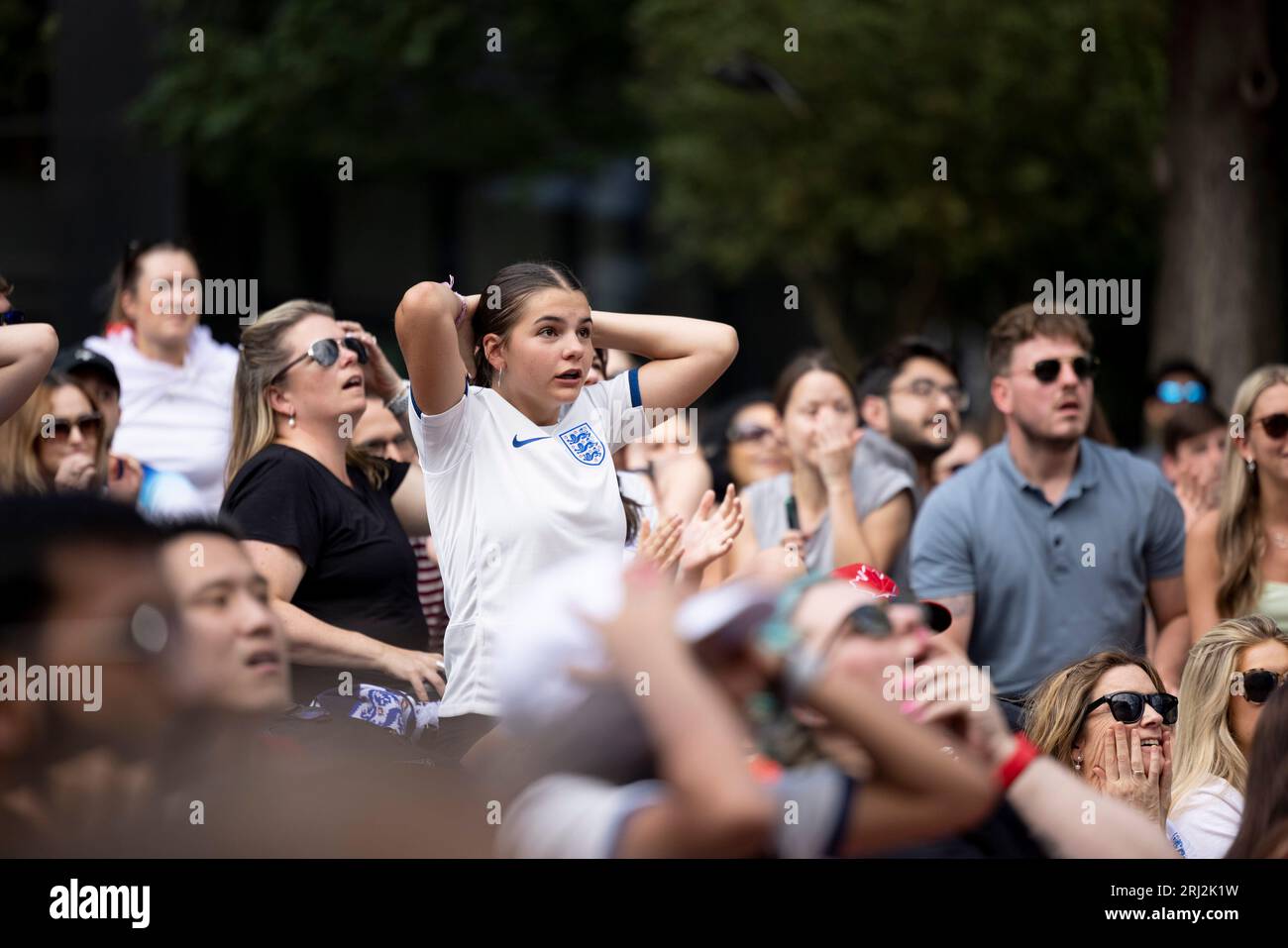 Londra, Regno Unito. 20 agosto 2023. I tifosi di calcio si riuniscono e guardano la partita finale della Coppa del mondo femminile FIFA in diretta streaming sul grande schermo dell'Old Spitalfields Market di Londra. Le Lionesse stanno cercando di portare a casa il secondo trofeo importante dopo aver vinto l'Euro femminile lo scorso anno. Tuttavia, ha perso contro la Spagna alle 0:1 nella partita finale. Credito: SOPA Images Limited/Alamy Live News Foto Stock