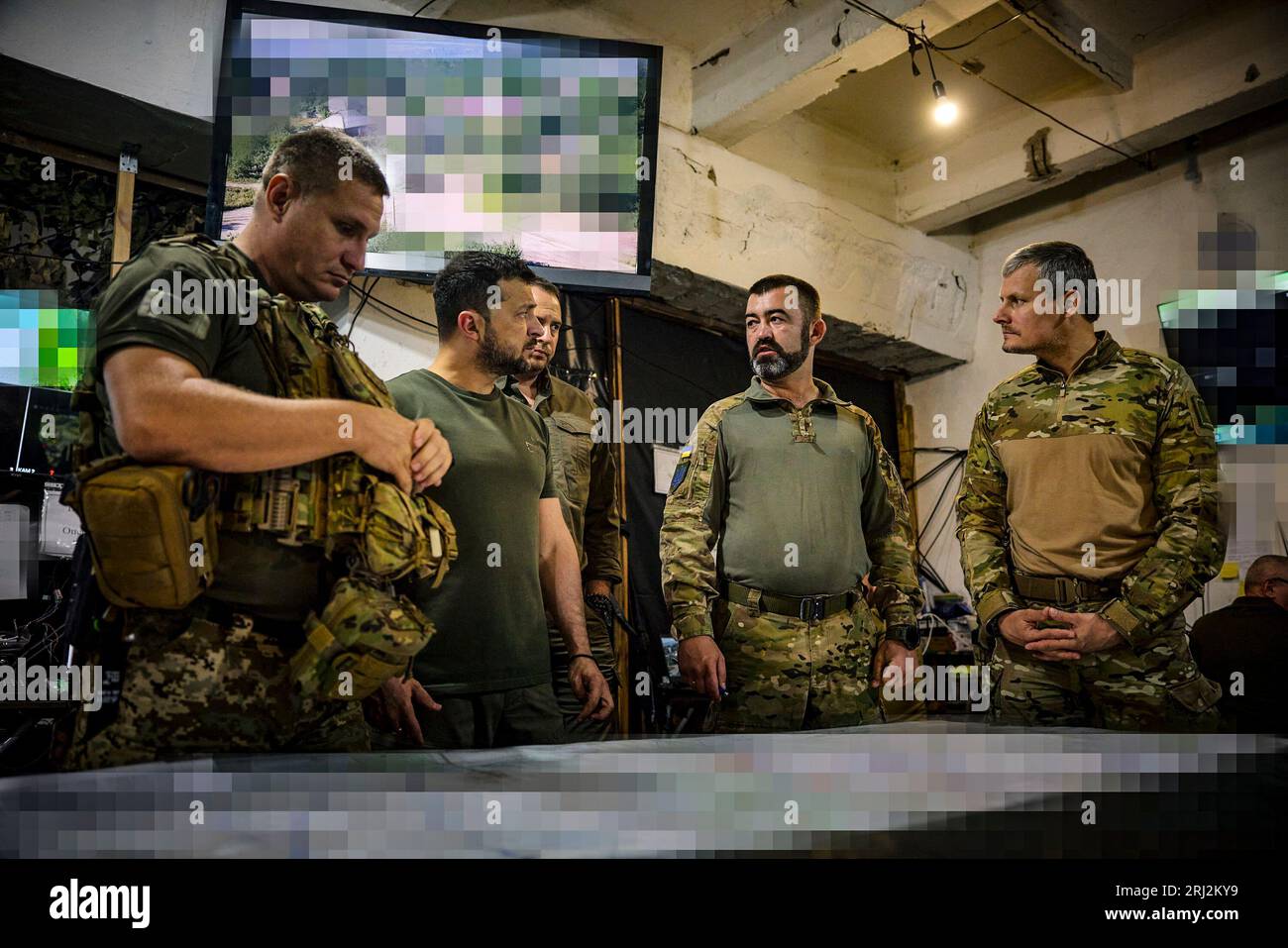 A Donetsk, regione Ucraina, il presidente Volodymyr Zelensky ha visitato il posto di comando principale del gruppo operativo e tattico Soledar e ha conferito medaglie ai difensori dell'Ucraina. (Ufficio presidenziale Ucraina) Foto Stock