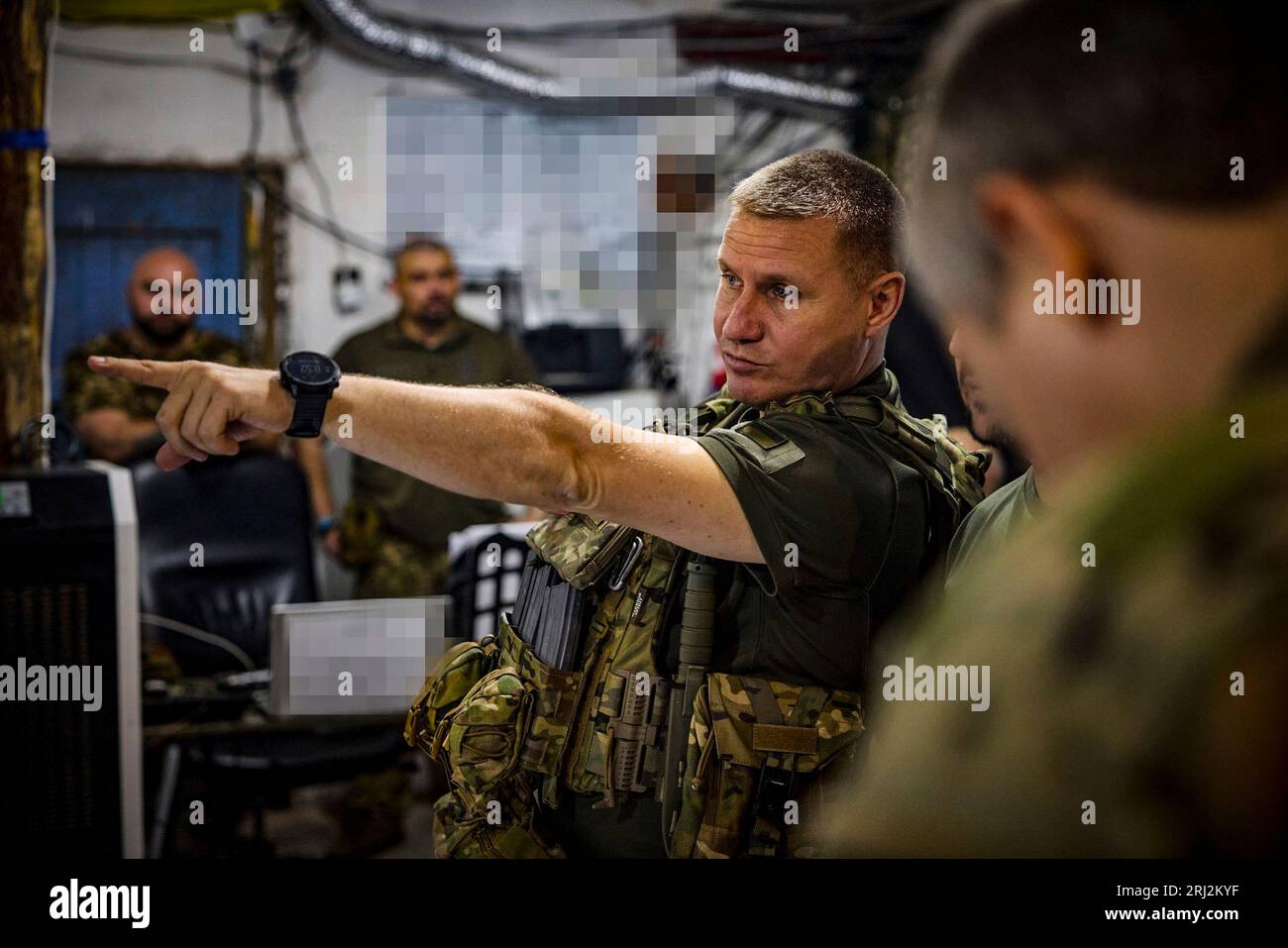 A Donetsk, regione Ucraina, il presidente Volodymyr Zelensky ha visitato il posto di comando principale del gruppo operativo e tattico Soledar e ha conferito medaglie ai difensori dell'Ucraina. (Ufficio presidenziale Ucraina) Foto Stock