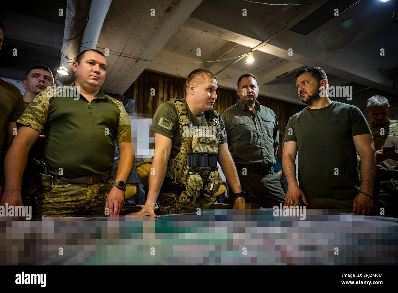 A Donetsk, regione Ucraina, il presidente Volodymyr Zelensky ha visitato il posto di comando principale del gruppo operativo e tattico Soledar e ha conferito medaglie ai difensori dell'Ucraina. (Ufficio presidenziale Ucraina) Foto Stock