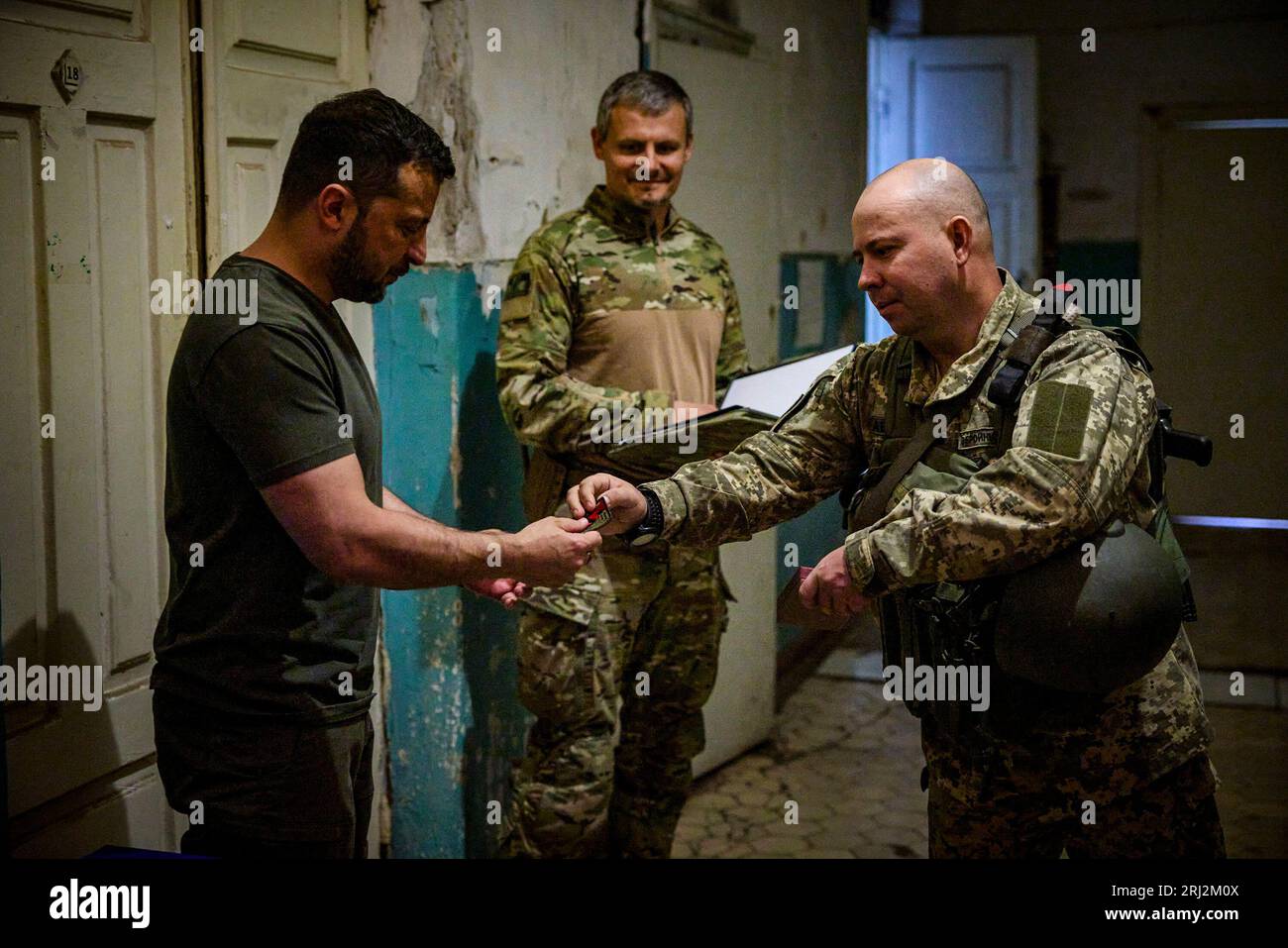 A Donetsk, regione Ucraina, il presidente Volodymyr Zelensky ha visitato il posto di comando principale del gruppo operativo e tattico Soledar e ha conferito medaglie ai difensori dell'Ucraina. (Ufficio presidenziale Ucraina) Foto Stock