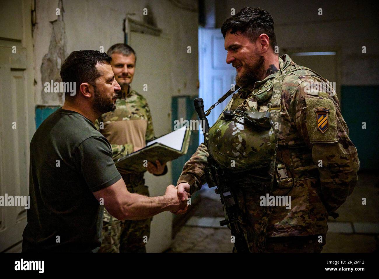 A Donetsk, regione Ucraina, il presidente Volodymyr Zelensky ha visitato il posto di comando principale del gruppo operativo e tattico Soledar e ha conferito medaglie ai difensori dell'Ucraina. (Ufficio presidenziale Ucraina) Foto Stock