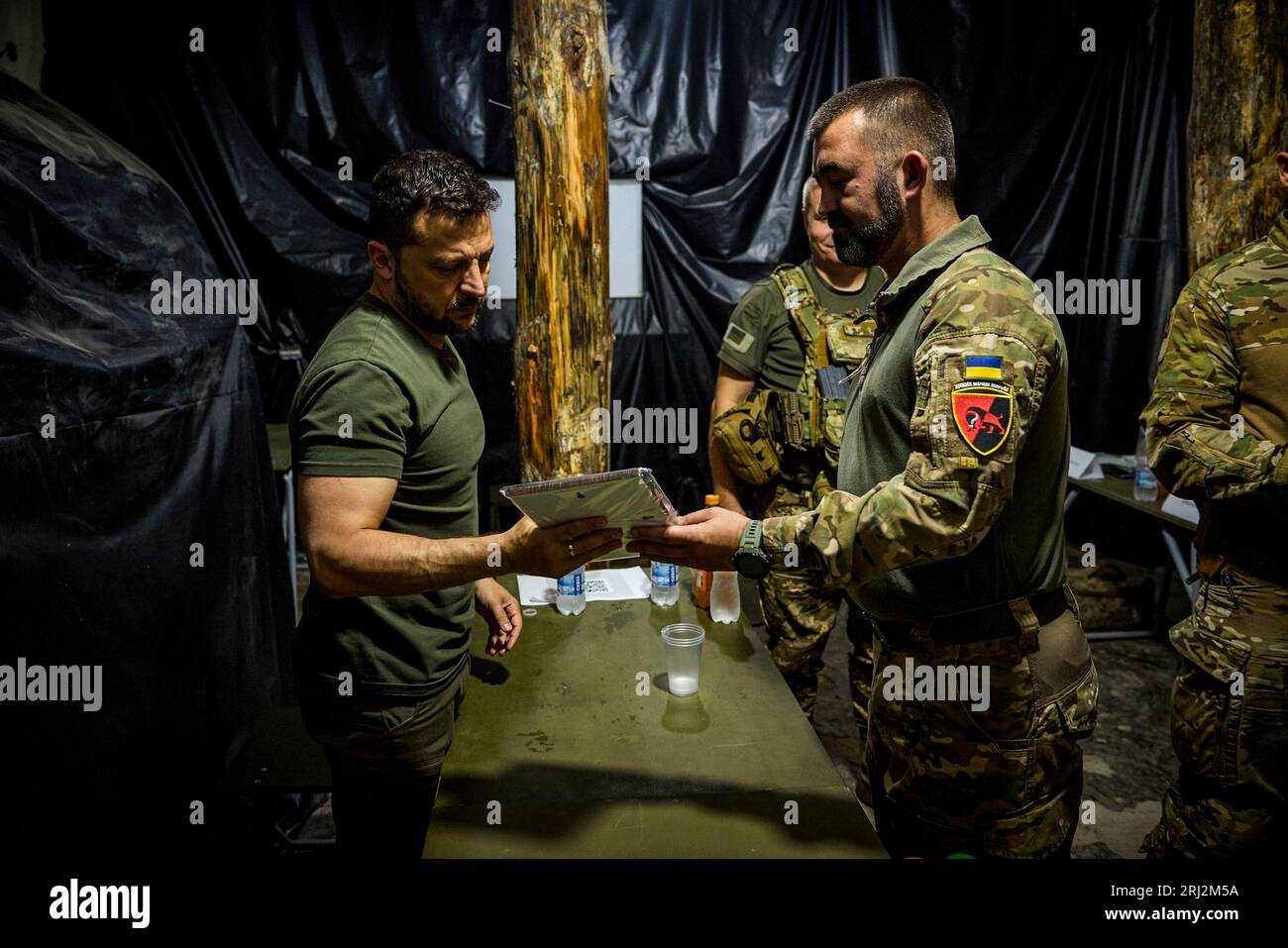 A Donetsk, regione Ucraina, il presidente Volodymyr Zelensky ha visitato il posto di comando principale del gruppo operativo e tattico Soledar e ha conferito medaglie ai difensori dell'Ucraina. (Ufficio presidenziale Ucraina) Foto Stock