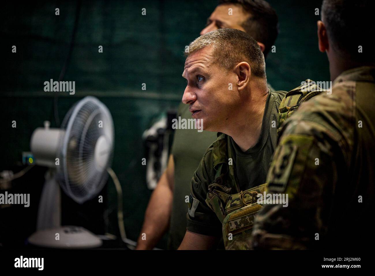 A Donetsk, regione Ucraina, il presidente Volodymyr Zelensky ha visitato il posto di comando principale del gruppo operativo e tattico Soledar e ha conferito medaglie ai difensori dell'Ucraina. (Ufficio presidenziale Ucraina) Foto Stock