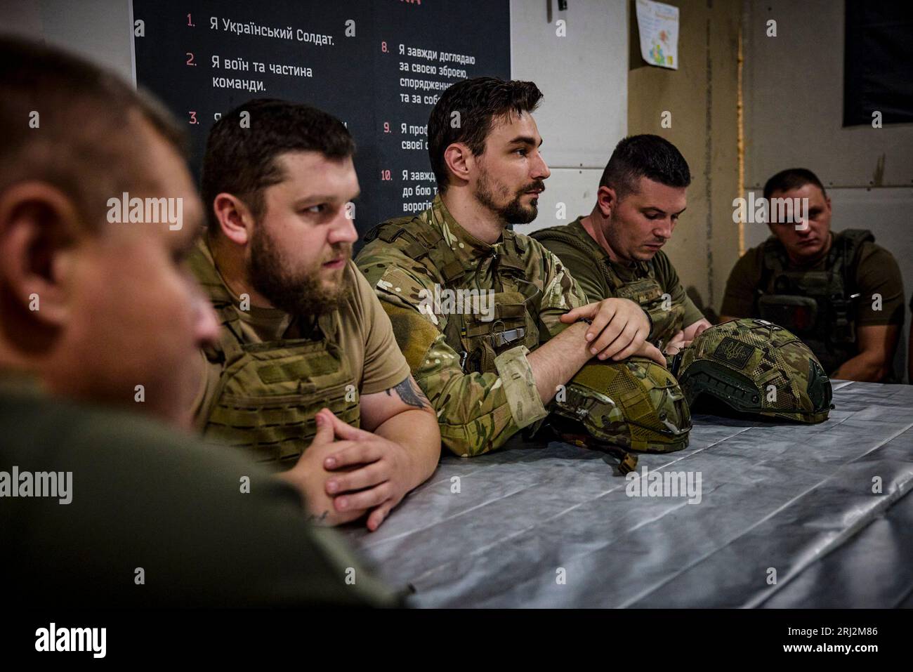 A Donetsk, regione Ucraina, il presidente Volodymyr Zelensky ha visitato il posto di comando principale del gruppo operativo e tattico Soledar e ha conferito medaglie ai difensori dell'Ucraina. (Ufficio presidenziale Ucraina) Foto Stock