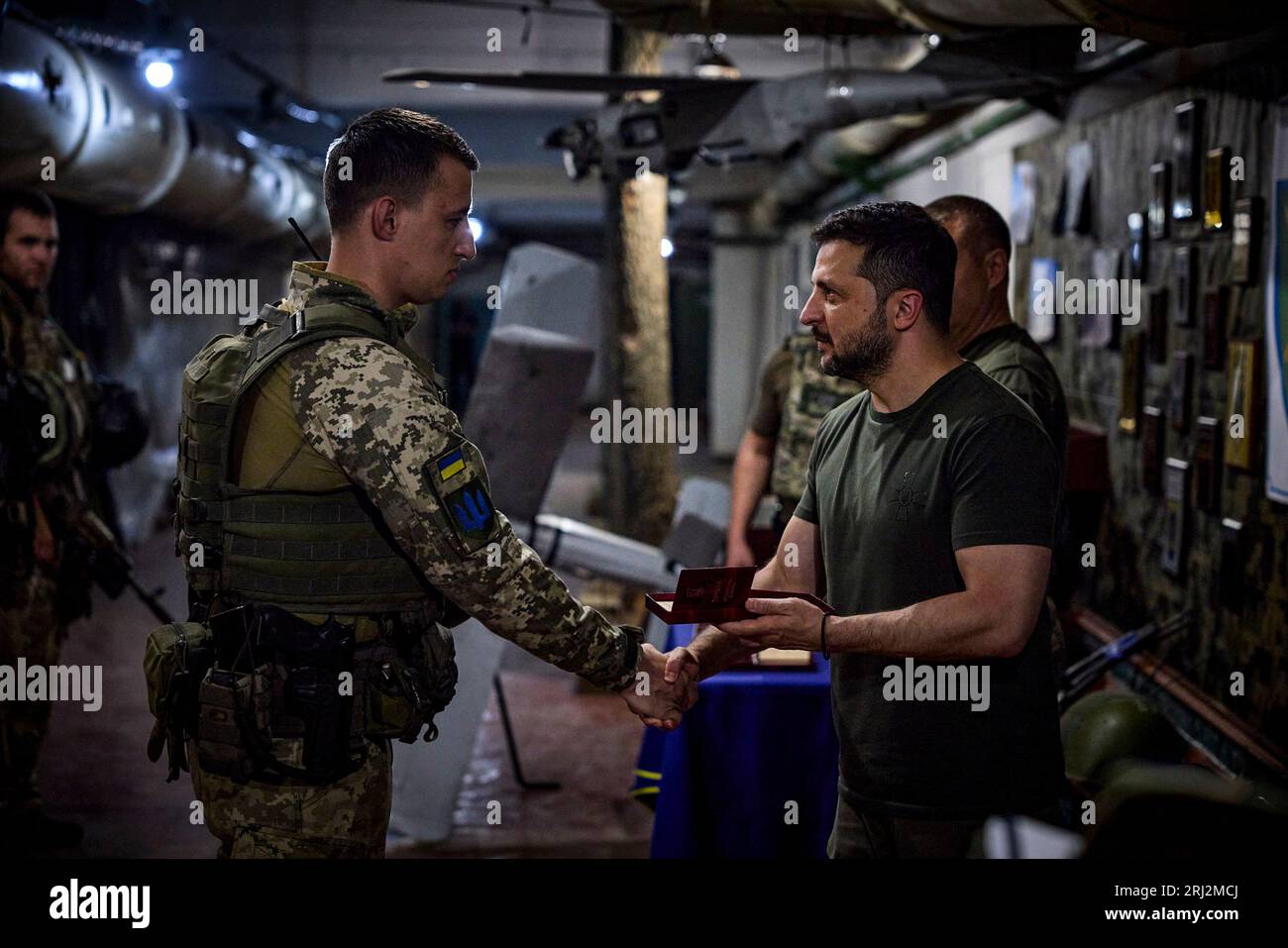 A Donetsk, regione Ucraina, il presidente Volodymyr Zelensky ha visitato il posto di comando principale del gruppo operativo e tattico Soledar e ha conferito medaglie ai difensori dell'Ucraina. (Ufficio presidenziale Ucraina) Foto Stock