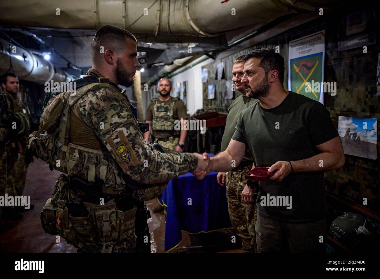 A Donetsk, regione Ucraina, il presidente Volodymyr Zelensky ha visitato il posto di comando principale del gruppo operativo e tattico Soledar e ha conferito medaglie ai difensori dell'Ucraina. (Ufficio presidenziale Ucraina) Foto Stock