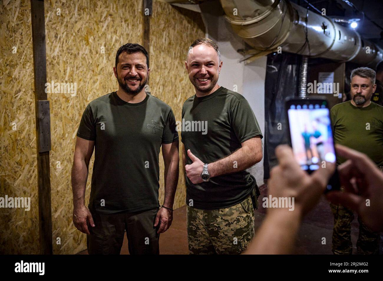 A Donetsk, regione Ucraina, il presidente Volodymyr Zelensky ha visitato il posto di comando principale del gruppo operativo e tattico Soledar e ha conferito medaglie ai difensori dell'Ucraina. (Ufficio presidenziale Ucraina) Foto Stock