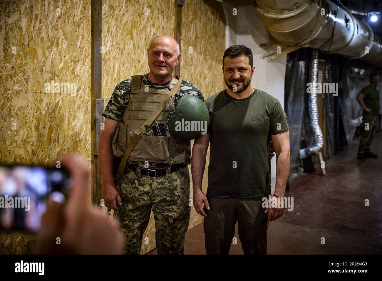 A Donetsk, regione Ucraina, il presidente Volodymyr Zelensky ha visitato il posto di comando principale del gruppo operativo e tattico Soledar e ha conferito medaglie ai difensori dell'Ucraina. (Ufficio presidenziale Ucraina) Foto Stock