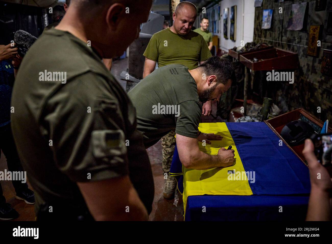 A Donetsk, regione Ucraina, il presidente Volodymyr Zelensky ha visitato il posto di comando principale del gruppo operativo e tattico Soledar e ha conferito medaglie ai difensori dell'Ucraina. (Ufficio presidenziale Ucraina) Foto Stock