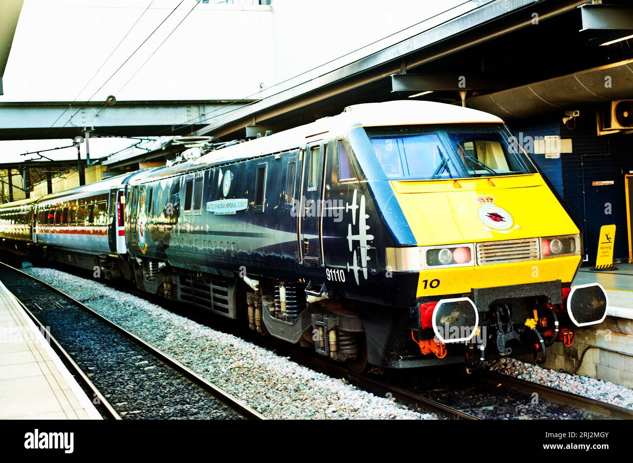 Class 91110 Battle of Britain Memorial Train presso la stazione ferroviaria di Leeds, Inghilterra Foto Stock