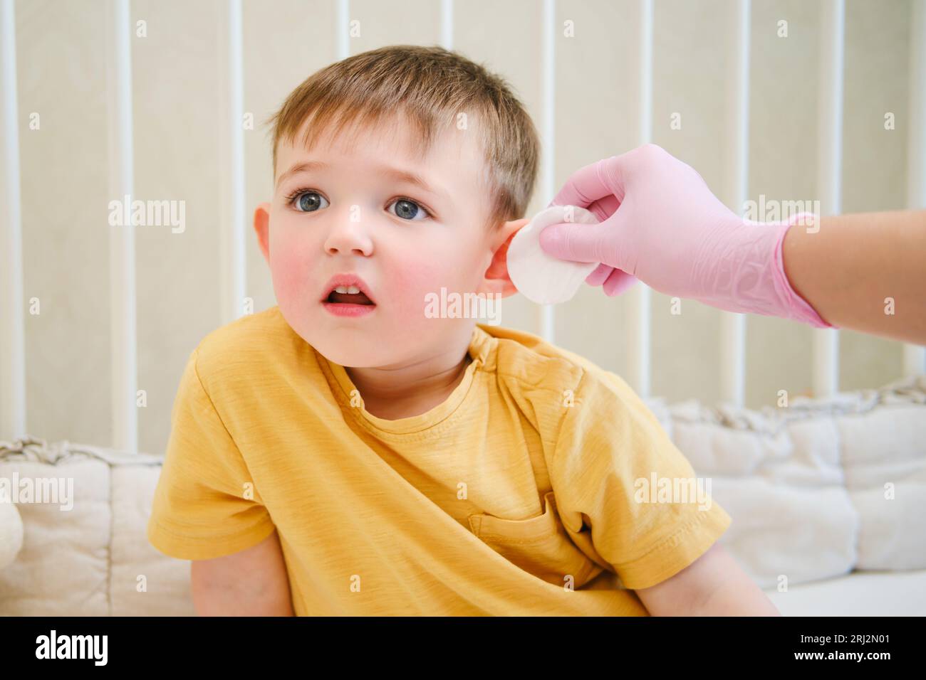 Il kit medico per i neonati includeva morbidi tamponi di cotone per pulire il viso e mantenere una buona cura della pelle. Bambino di circa due anni (un anno undici Foto Stock