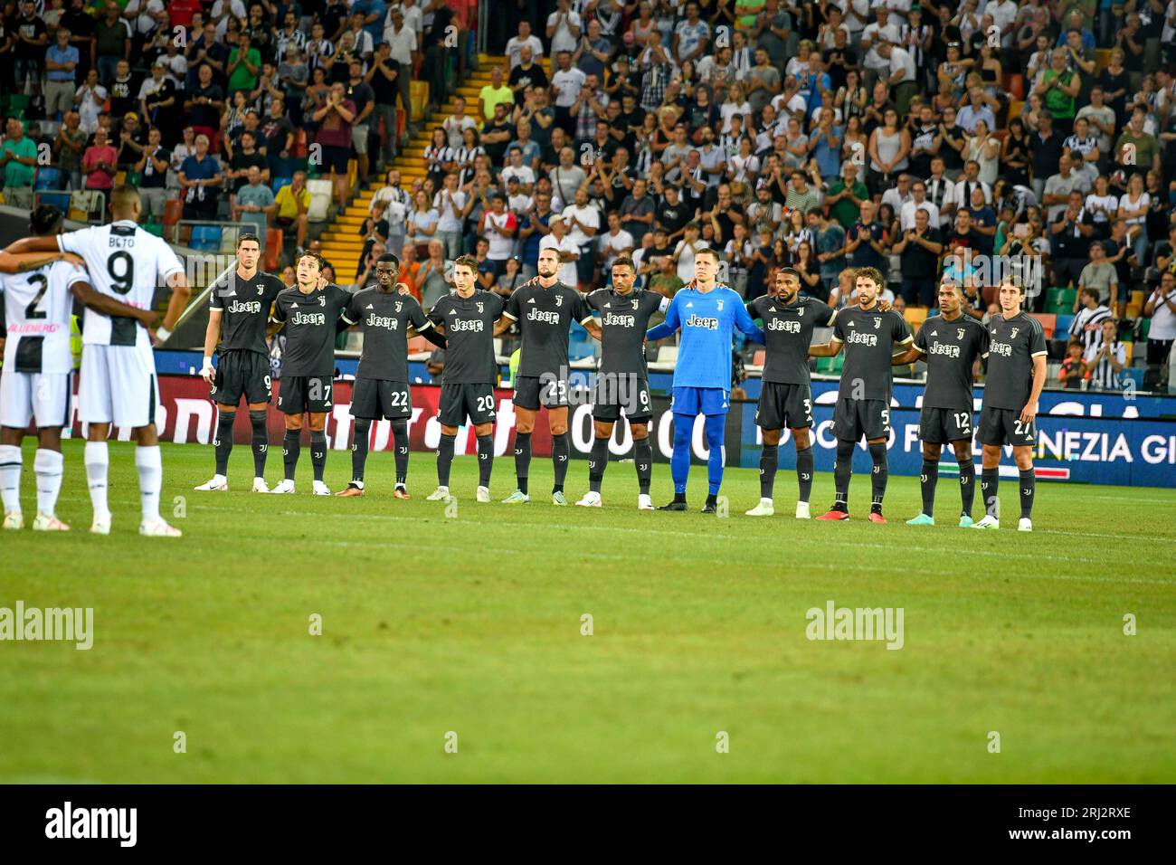 Udine, Italia. 20 agosto 2023. Un minuto di silenzio in memoria di Carlo  Mazzone durante la partita Udinese calcio vs Juventus FC, serie A di calcio  A Udine, Italia, 20 agosto 2023