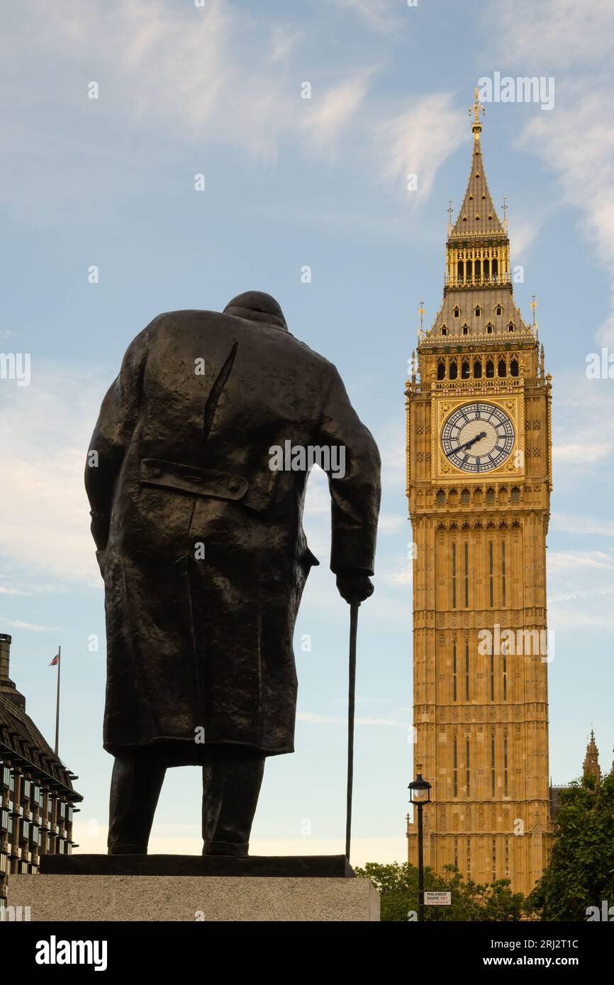 Londra, Regno Unito - 28 luglio 2023; Elizabeth Tower e Big Ben con statua di Sir Winston Churchill alla luce della sera Foto Stock