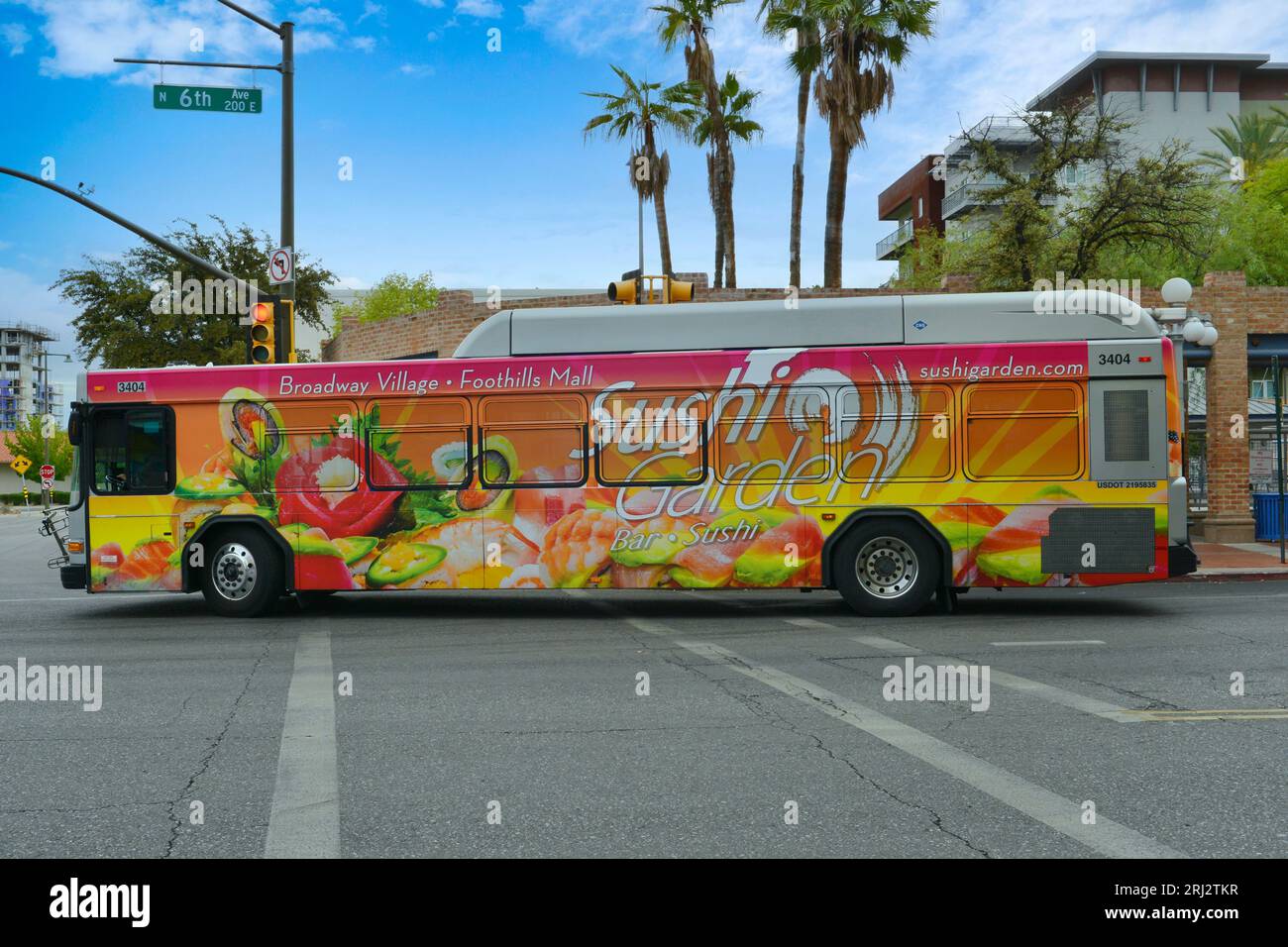 Trasporti pubblici a Tucson, Arizona, con coloratissimi involucri pubblicitari che coprono i lati e il retro. Foto Stock