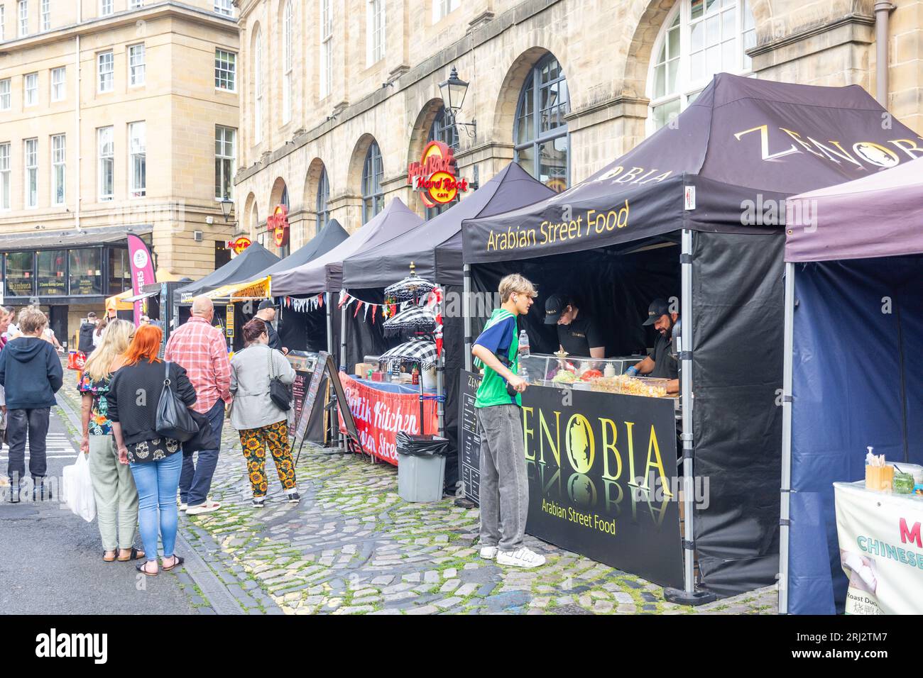 Bancarelle di Street food, Quayside Sunday Market, Quayside, Newcastle upon Tyne, Tyne and Wear, Inghilterra, Regno Unito Foto Stock