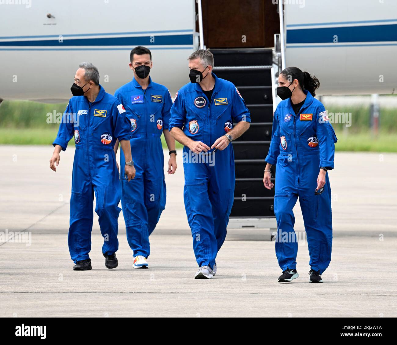 I membri del prossimo equipaggio NASA-SpaceX a volare alla stazione spaziale Internazionale, l'astronauta JAXA Satoshi Furukawa, il cosmonauta Roscosmos, Konstantin Borisov, l'astronauta ESA Andreas Morgensen e l'astronauta NASA Jasmin Moghbeli (i to r), arrivano al Kennedy Space Center, Florida domenica 20 agosto 2023. Foto di Joe Marino/UPI Credit: UPI/Alamy Live News Foto Stock