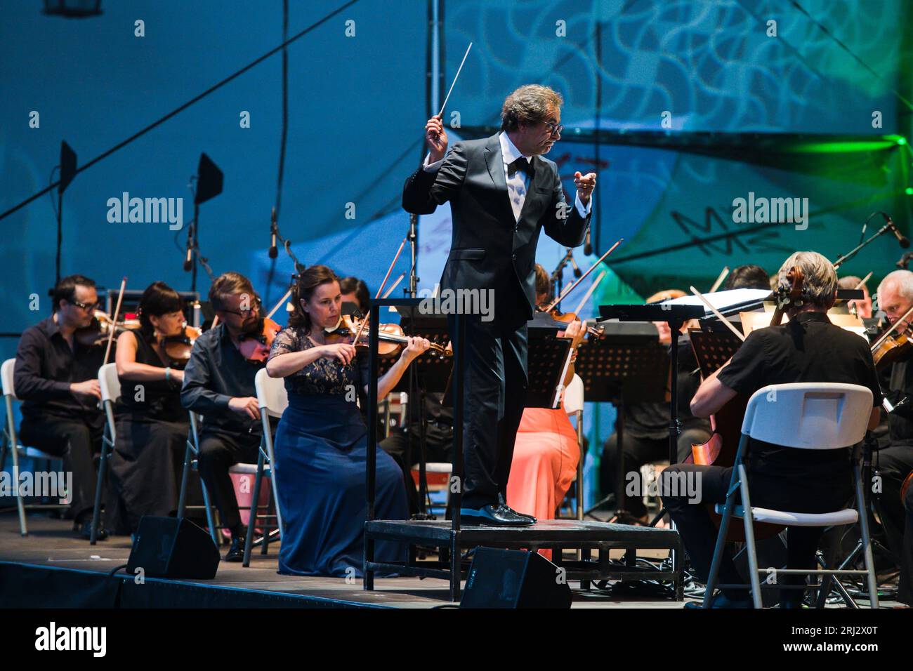 Brno, Repubblica Ceca. 20 agosto 2023. Direttore italiano Marcello Rota al Reviens Bebel! Concerto dedicato alla star del cinema francese Jean-Paul Belmondo. Il concerto ha aperto il 20 agosto 2023 lo Spilberk Festival, che la Filarmonica di Brno sta organizzando per il ventiquattresimo anno. L'Orchestra Sinfonica Nazionale Ceca ha messo insieme un programma con la musica dei film di Belmondo. Crediti: Patrik Uhlir/CTK Photo/Alamy Live News Foto Stock