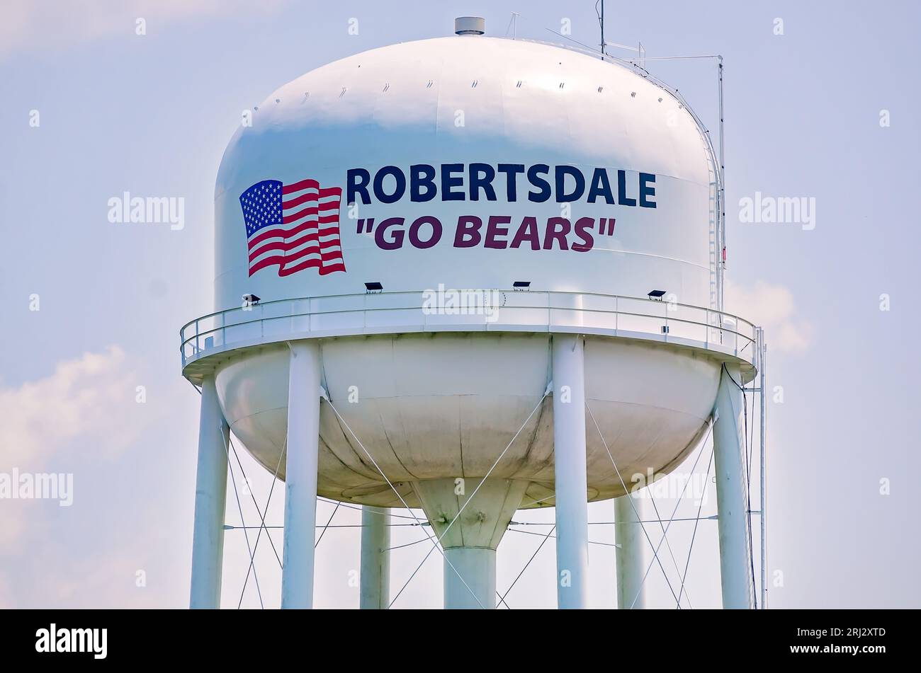 La torre d'acqua di Robertsdale è raffigurata, 19 agosto 2023, a Robertsdale, Alabama. La torre dell'acqua riporta il nome della città. Foto Stock