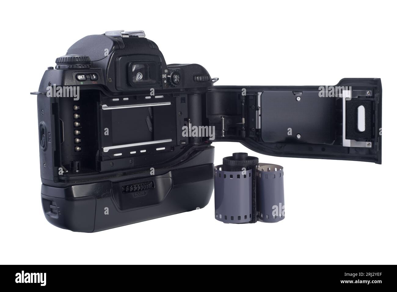 una vecchia fotocamera analogica con un rotolo di pellicola su sfondo trasparente Foto Stock