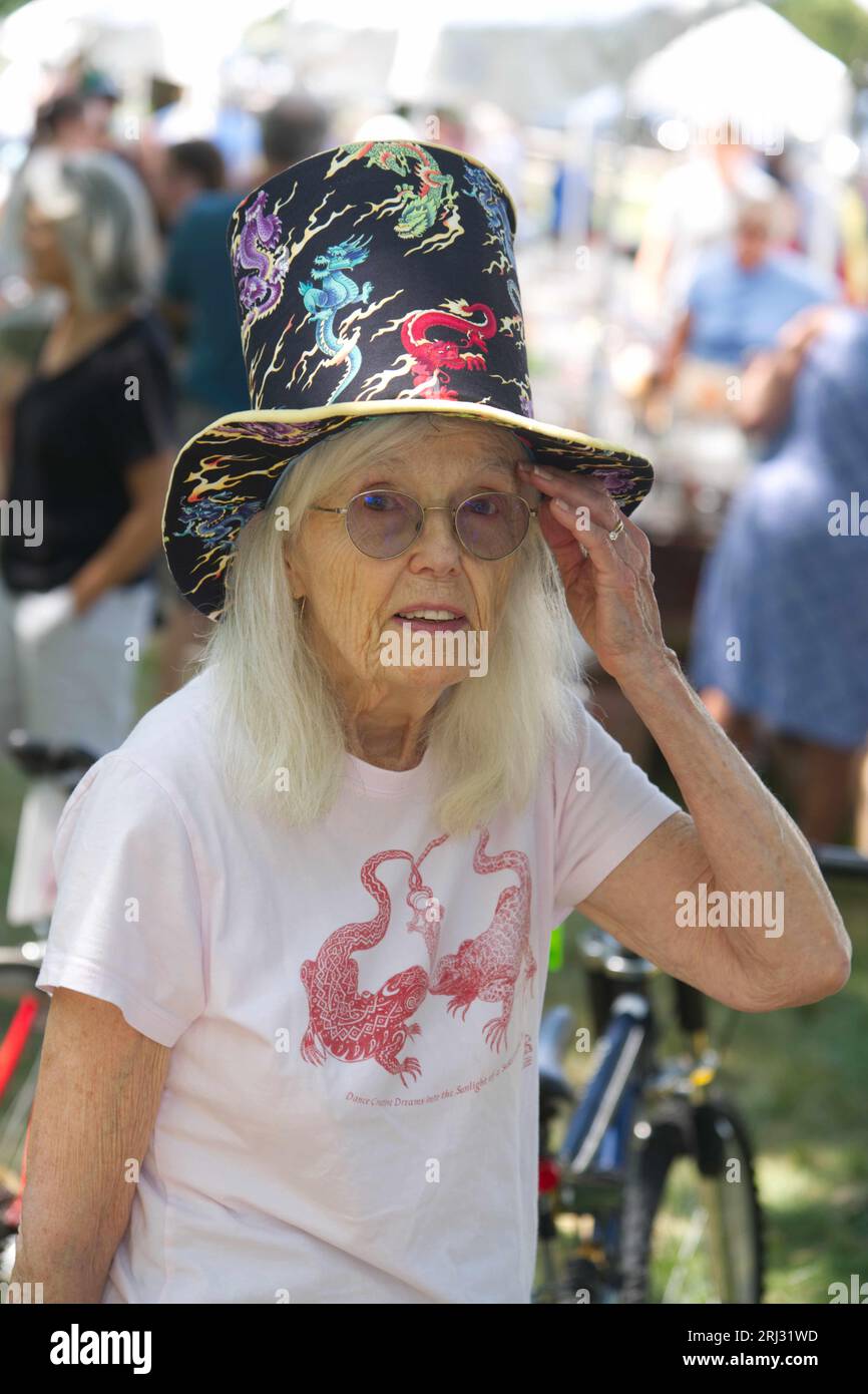 Lady in a Hat ad una fiera annuale della chiesa e al mercatino delle pulci, Dennis, Massachusetts, a Cape Cod, USA Foto Stock