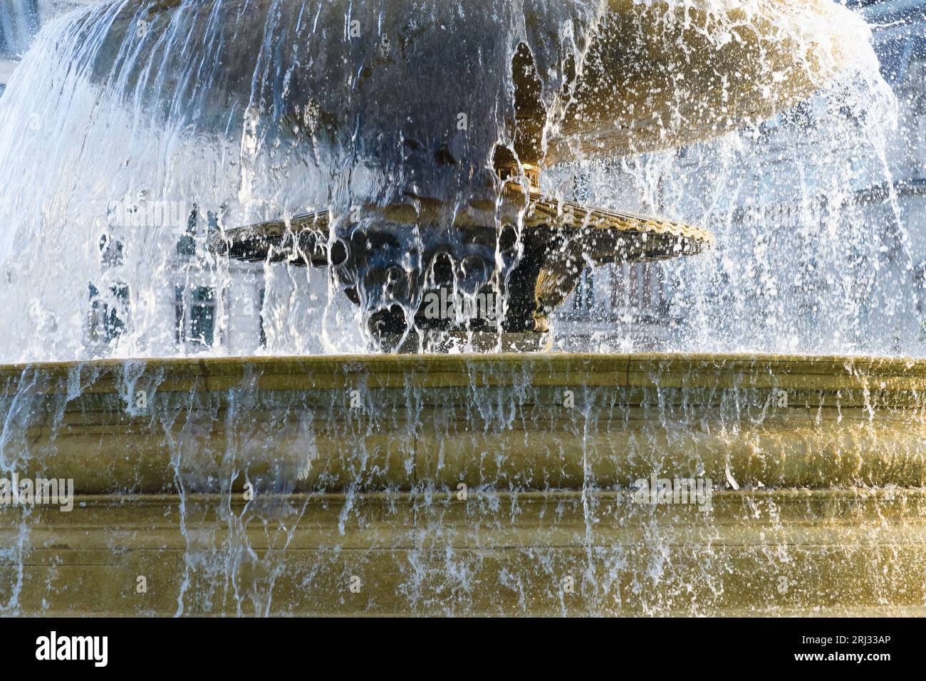 L'acqua fuoriesce dal bordo di una fontana a Trafalgar Square Londra Foto Stock