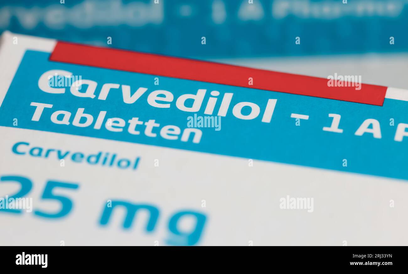 Viersen, Germania - 9 luglio. 2023: Primo piano delle pillole di Carvedilol alfa e beta bloccante della confezione da 1 A Pharma Foto Stock
