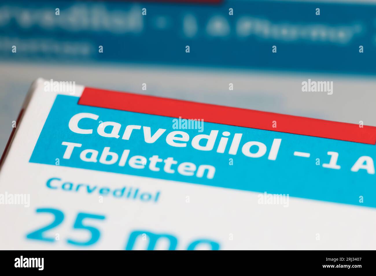Viersen, Germania - 9 luglio. 2023: Primo piano delle pillole di Carvedilol alfa e beta bloccante della confezione da 1 A Pharma Foto Stock
