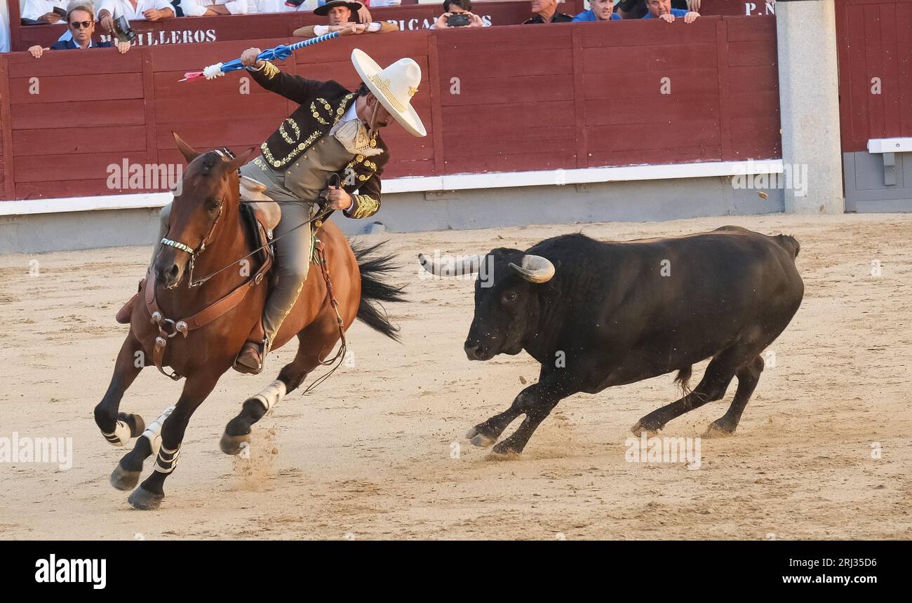 Il rejoneador Emiliano Gamero combatte contro il toro durante una corrida de rejones nell'arena Las Ventas di Madrid. Madrid Spagna. 08/20/2023, Foto Stock