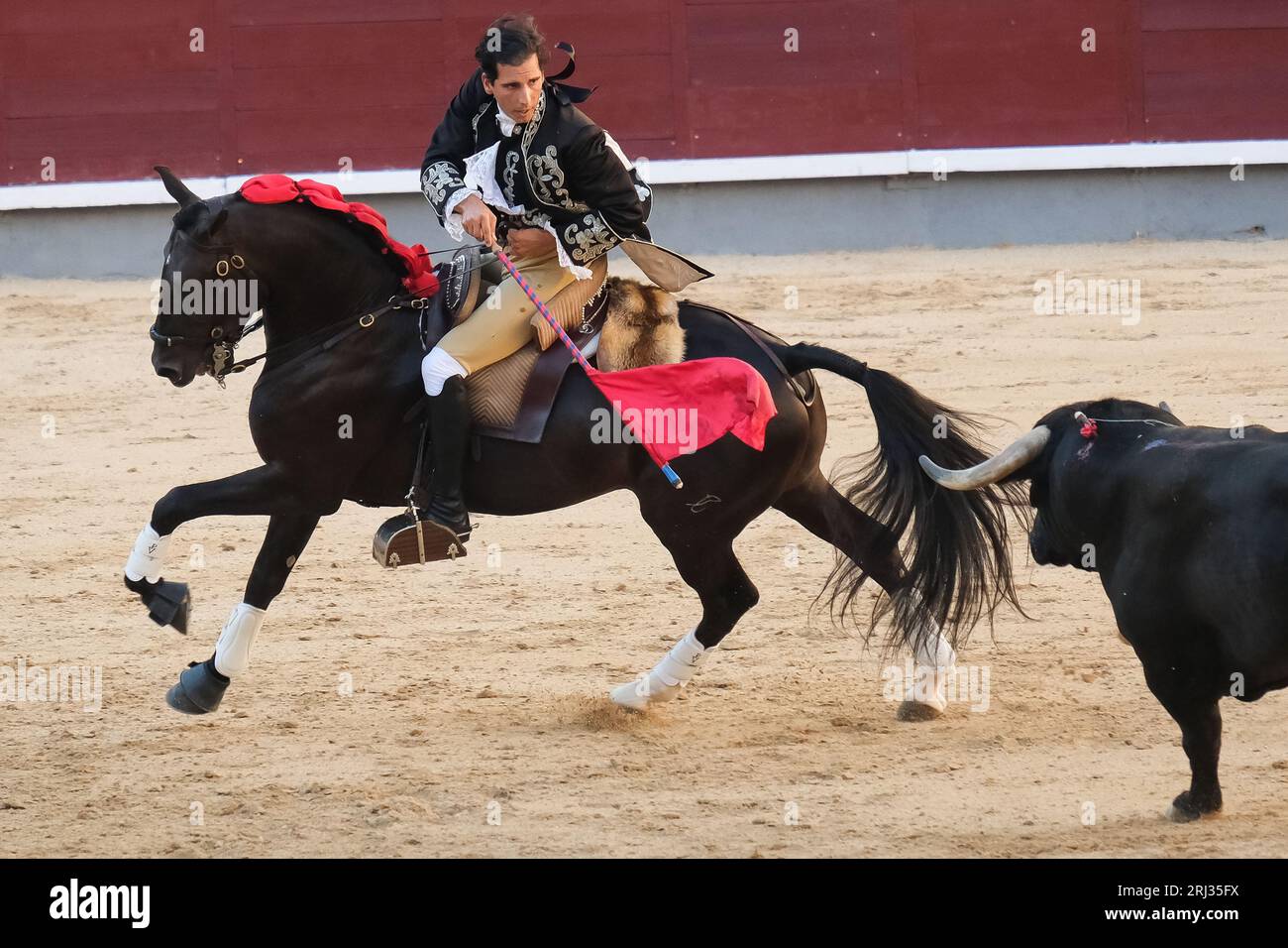 Il rejoneador Paco Velásquez combatte il toro durante una corrida de rejones nell'arena Las Ventas di Madrid. Madrid Spagna. 08/20/2023, Foto Stock