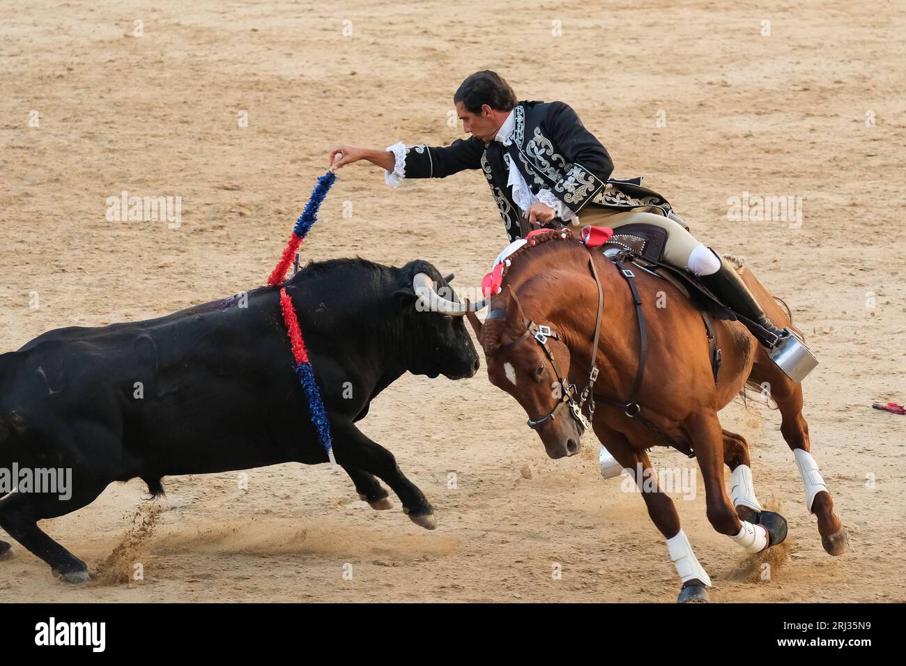 Il rejoneador Paco Velásquez combatte il toro durante una corrida de rejones nell'arena Las Ventas di Madrid. Madrid Spagna. 08/20/2023, Foto Stock
