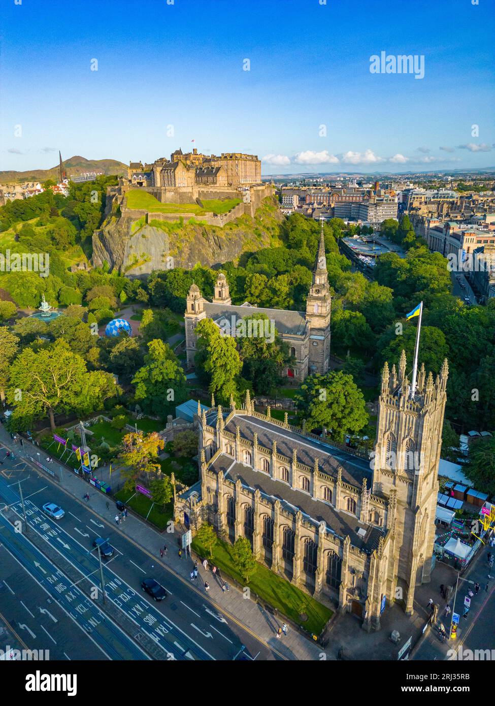 Vista aerea di Edimburgo verso il castello e i Giardini di Princes Street con la Chiesa Episcopale scozzese di St John e la Chiesa Parrocchiale di St Cuthbert ( Foto Stock