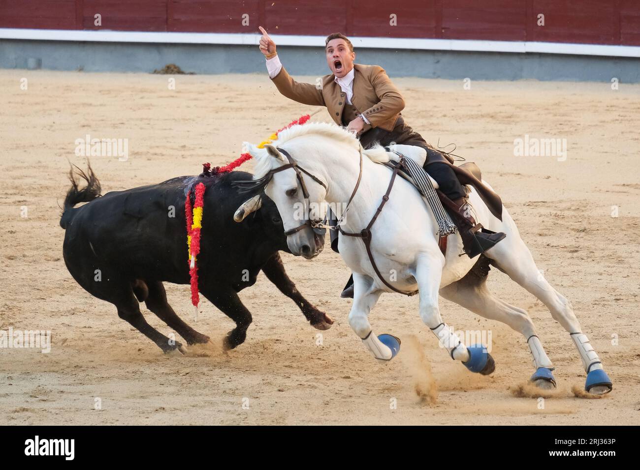 Il rejoneador Roberto Armendáriz combatte il toro durante una corrida de rejones nell'arena Las Ventas di Madrid. Madrid Spagna. 08/20/2023, Foto Stock